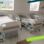 Camas hospitalarias Industrias Medicol instaladas en una sala de hospitalización