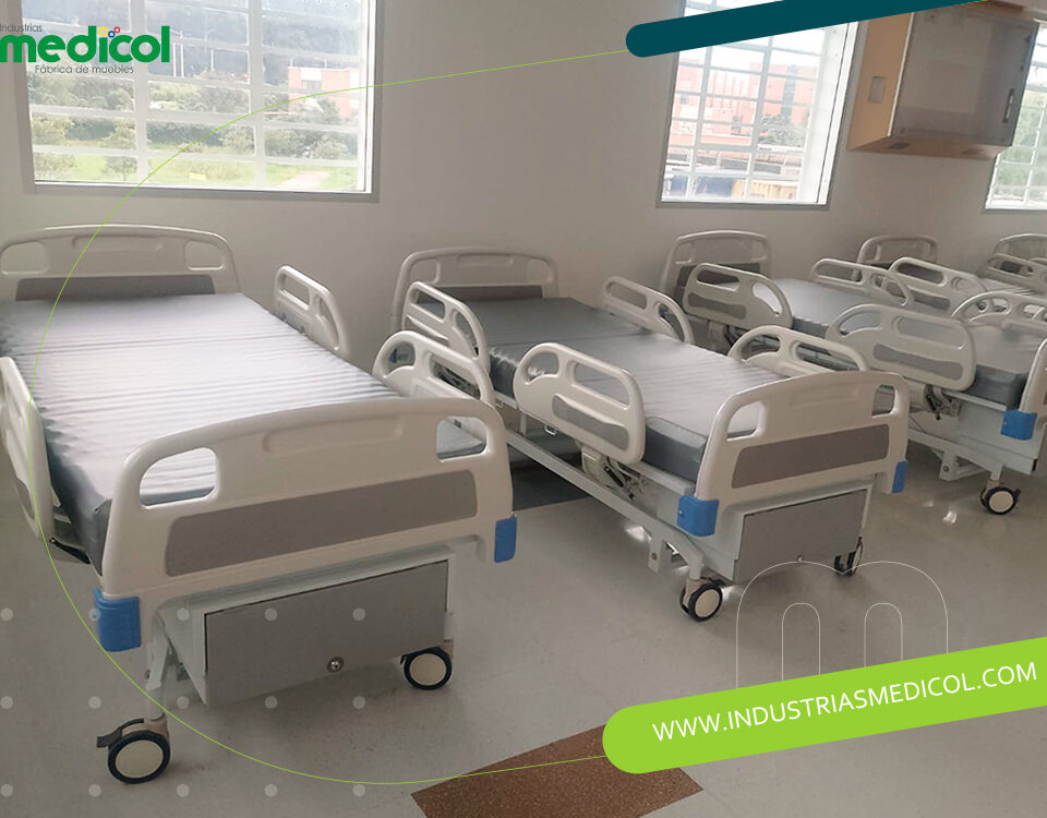 Camas hospitalarias Industrias Medicol instaladas en una sala de hospitalización
