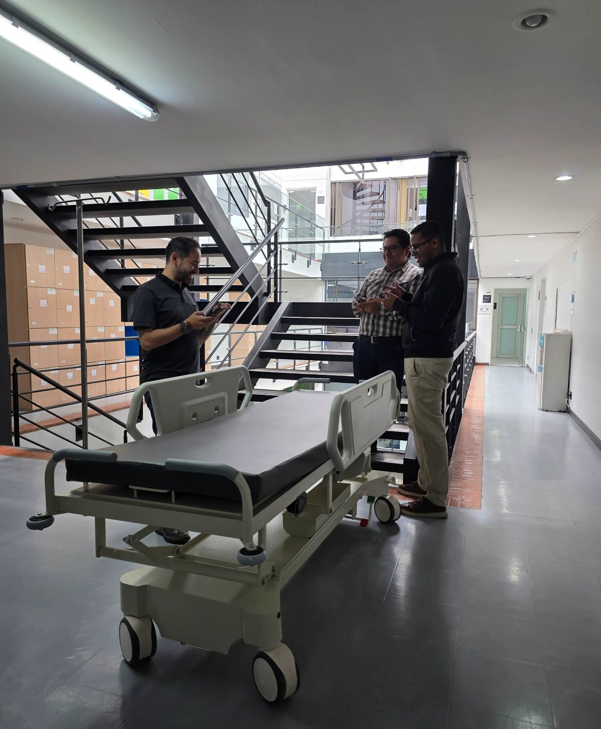 Entrega de camillas Industrias Medicol en Areandina