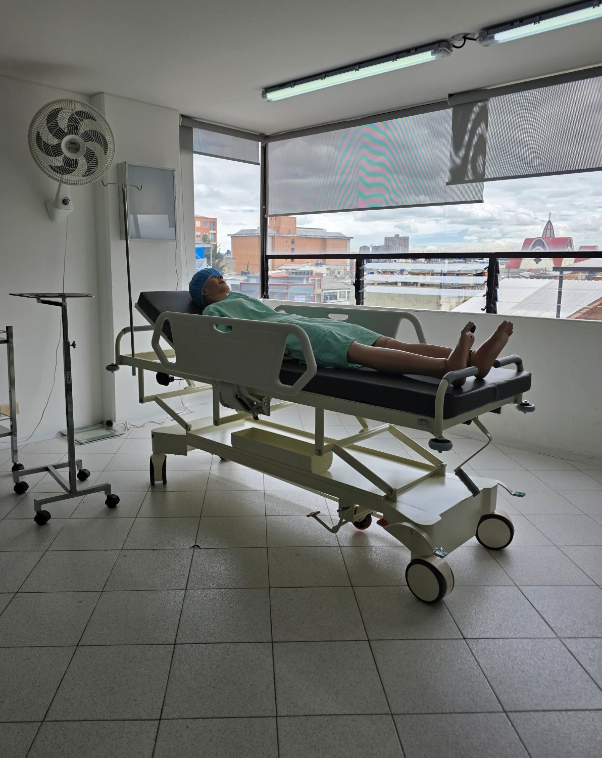 Camilla de simulación clínica Industrias Medicol en Areandina