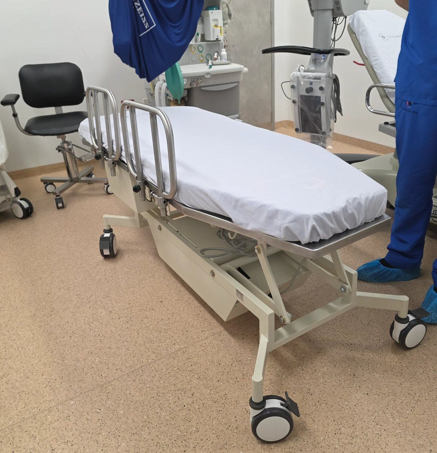 Camilla hospitalaria Industrias Medicol en Clínica de los Ojos