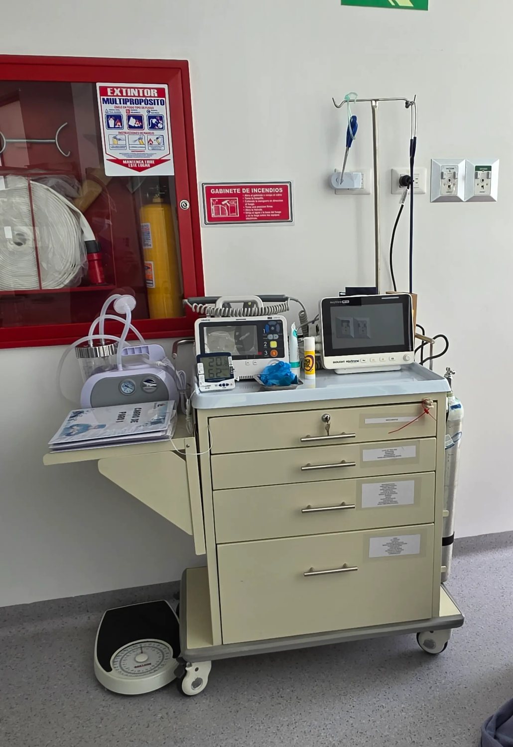 Carro de paro equipado Industrias Medicol en Clínica de los Ojos