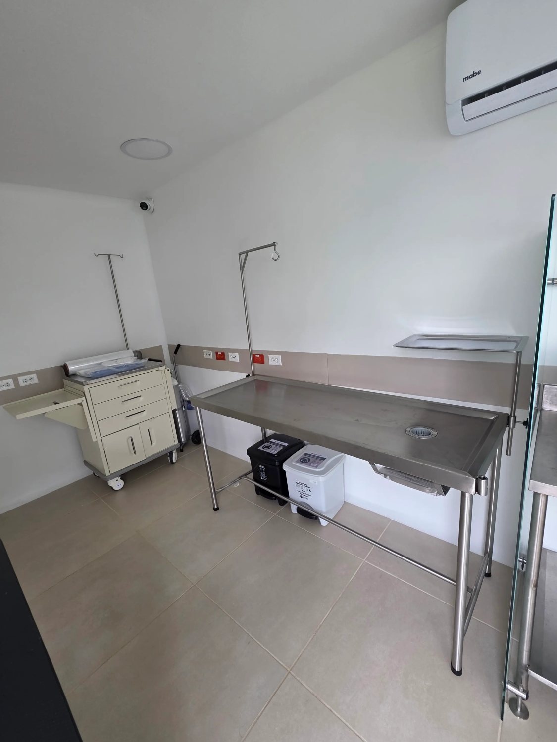 Consultorio veterinario Cruz Roja Multipet equipado con mobiliario Industrias Medicol