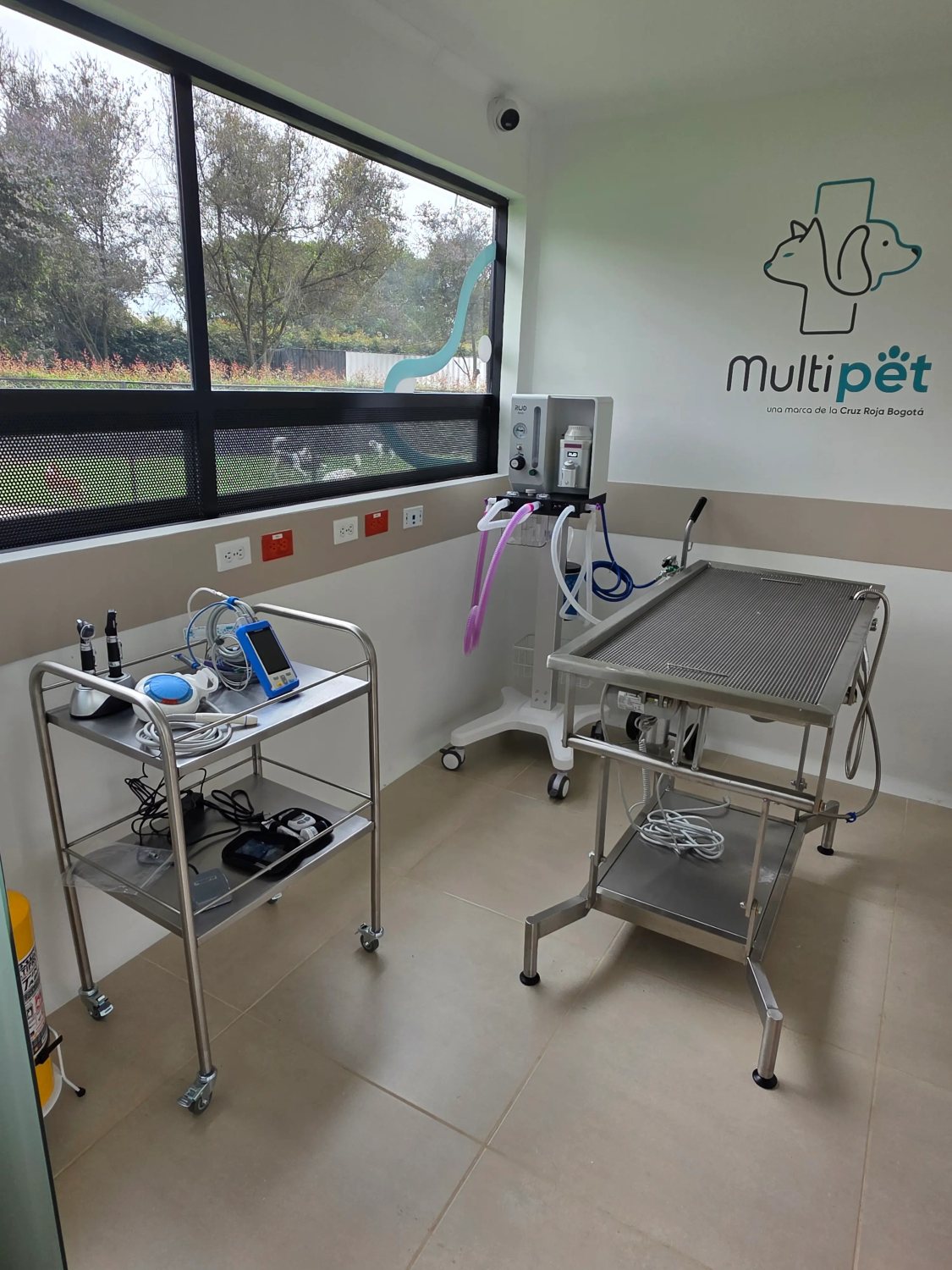 Equipos y mobiliario veterinario Industrias Medicol en Cruz Roja Multipet
